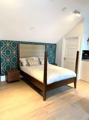 a bedroom with a bed in a room at Scholar's Loft - Cosy & Close to Central Cambridge in Cambridge