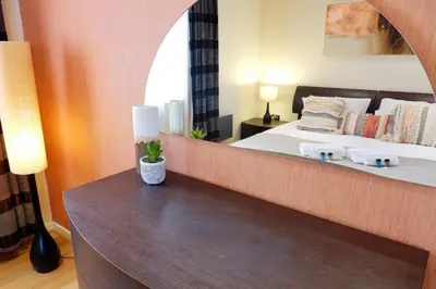 a bedroom with a bed and a large mirror at Stunning Apartment close to Cambridge Station with FREE Parking! in Cambridge
