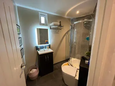 a bathroom with a shower and a toilet and a sink at Modern, Gr Floor 1 bed, bathroom, garden & private entry with Free Parking in Cambridge