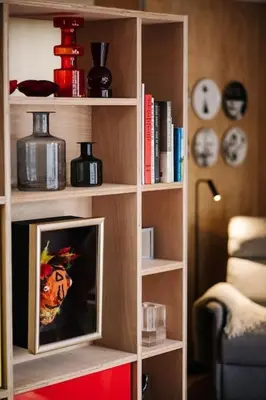 a book shelf with a picture in a living room at Seahorse Studio, Aldeburgh in Aldeburgh