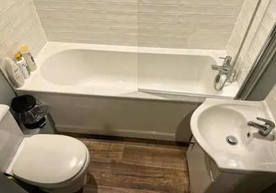a bathroom with a tub and a toilet and a sink at Stylish & Modern Apartment - Southend Stays in Southend-on-Sea