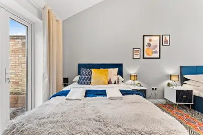a bedroom with a large bed and a window at Boutique Cambridgeshire Gem in Fulbourn