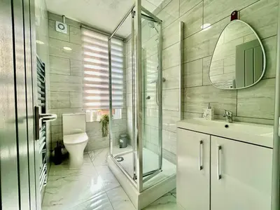 a bathroom with a shower and a sink and a toilet at 6 Bedroom House - DISC0UNTS - Parking, Contractors, Group, Family in Ipswich