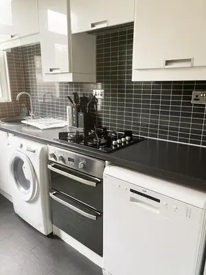 a kitchen with a stove and a washing machine at Spacious 3 Bedroom Home, Sleeps 7, Long-Stay & Contractor Friendly, Family & Professional Ready, Clark Property Estates in Southend-on-Sea