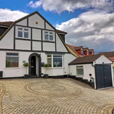 LMV Property - Modern Luxury Family Home in Theydon Bois With London Skyline Views