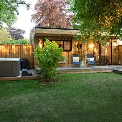Luxury Chestnut Lodge with Hot Tub and Games Room
