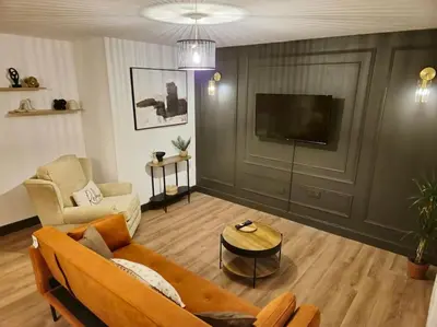 a living room with a couch and a tv at Contractors l FreeParking l Station l Students in Colchester