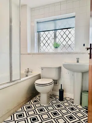 a bathroom with a toilet and a sink at Kinlett close in Mile End