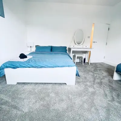 a bedroom with a bed and a desk and a mirror at 2 Bed Flat - Sleeps 5 - Parking - Wifi in Cambridge