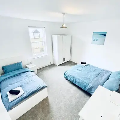 2 Bed Flat - Sleeps 5 - Parking - Wifi