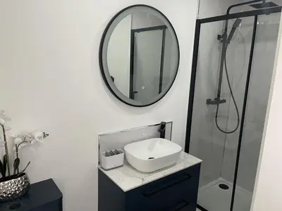 a bathroom with a sink and a mirror on the wall at Modern-luxury 1bedroom-EnsuiteBathroom-Garden-Wifi in Basildon