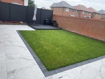 a small garden with grass and an umbrella at Modern-luxury 1bedroom-EnsuiteBathroom-Garden-Wifi in Basildon