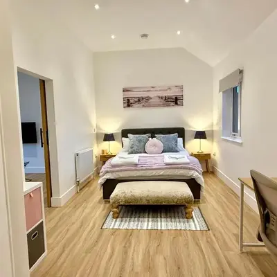 Bespoke 1 Bedroom Barn by Stansted Airport & Holiday Parking