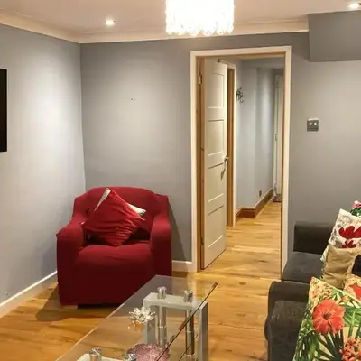Warm and Homely 4 Bed house w big Garden & Parking