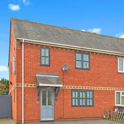 Conveniently located 3 bed spacious home for couples