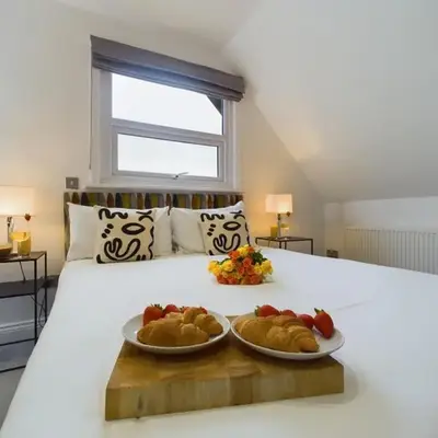 Westcliff apartment with free parking
