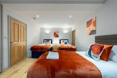 two beds in a room with two beds sidx sidx sidx sidx at Newmarket House 5 Bedroom 5 En-suite Free Parking in Newmarket