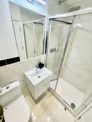 a bathroom with a toilet sink and a shower at beautiful 3 bedroom apartment in cambridge sleeps 7 in Milton