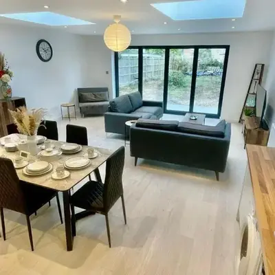 3 Bed Flat - Sleeps 6 - Parking - Wifi