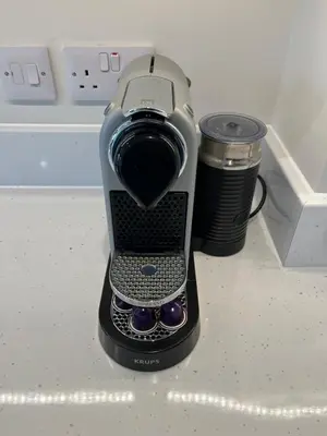 a blender sitting on top of a counter at Pineapple Cottage in Thorndon