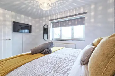 a bedroom with a bed and a window at Cozy Modern Home Basildon Long stay Contractors Sleeps 6 in Basildon
