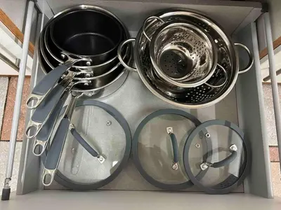 a drawer with pots and pans in a box at 5 Bedroom House - DISC0UNTS - Parking, Contractors, Group, Family in Colchester