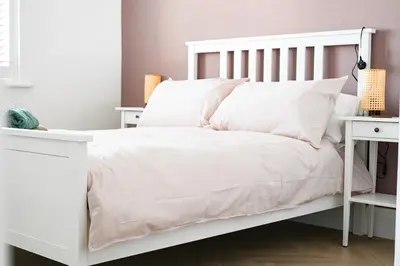 a white bed with white sheets and pillows at Relaxing home Leigh on Sea in Southend-on-Sea