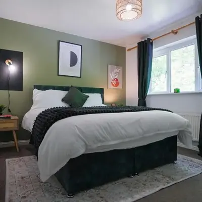 Spacious 5 Bedrooms Sleeps 9 3 Bath and Parking Ideal for Contractors