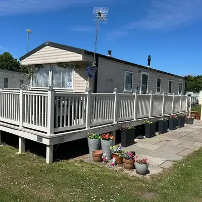 Perfect days away - 3 bedroom 1 shower with decking & bedding