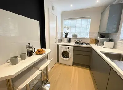 a kitchen with a washing machine and a dishwasher at Stylish 2 bed apartment - easy walk to Addenbrookes in Cambridge