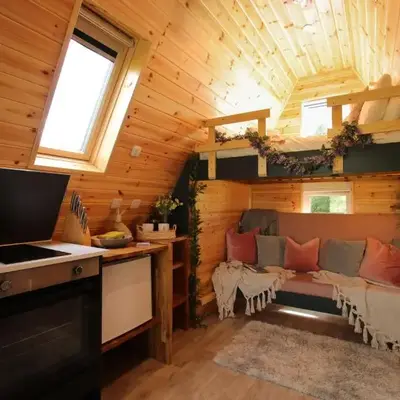 Sycamore Lodge with Hot Tub- Quirky & Romantic