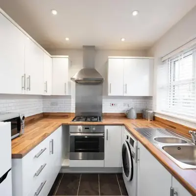 Two Double Bed Coach House with Parking Fast WiFi