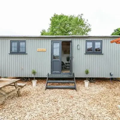 Luxury Shepherd Hut with Private Hot Tub