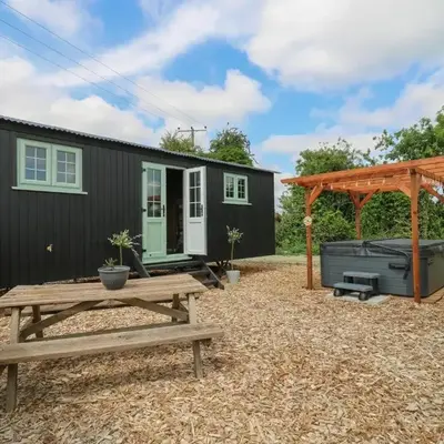 Luxury Shepherd Hut with Private Hot Tub
