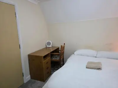 a small bedroom with a desk and a bed at Stay Near Colchester twn centre4 in Colchester