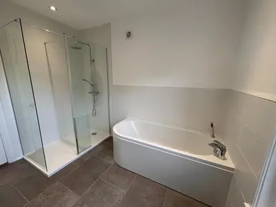 a bathroom with a tub and a glass shower at Fernleigh - Lovely Self Catering Apartment in Tollesbury in Tollesbury