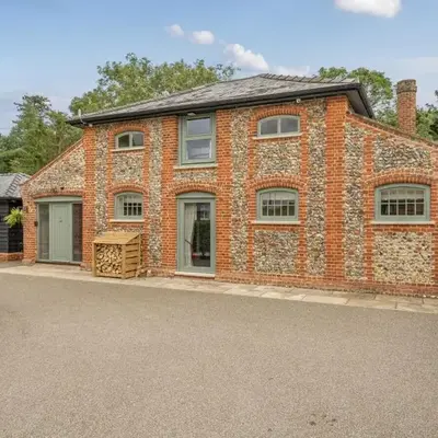 Coach House with Hot Tub in Idyllic Bury St Edmunds