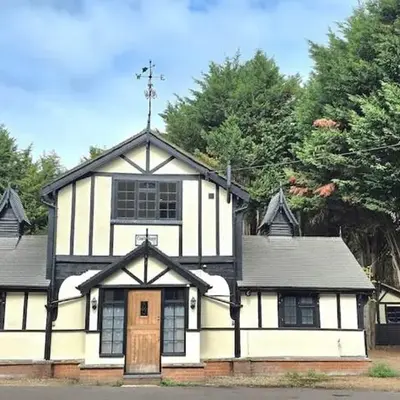 Charming Coach House Cottage in Brentwood