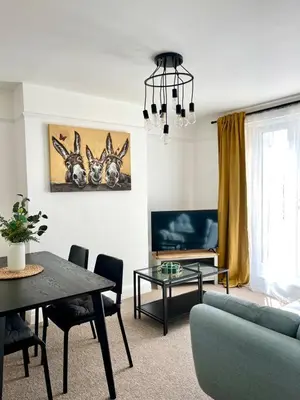 a living room with a couch and a table at Spacious 4-Bed Home Near Cambridge City Centre in Chesterton