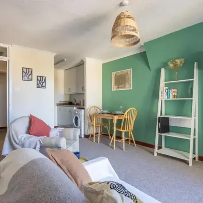 1Bed Central Apt With Parking