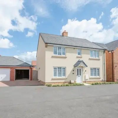 A Superb 5BR House near SZC