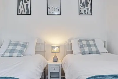two beds sitting next to each other in a bedroom at Modern 4BR Sleeps 10, Free Parking, Basildon town, Contractor friendly in Basildon