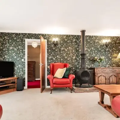2-Bed Home with Free Parking - 2 min Walk to Bus