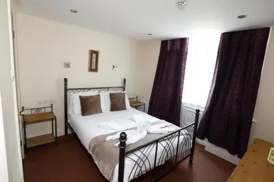 a bedroom with a bed and a window at Aylesbray Lodge in Cambridge