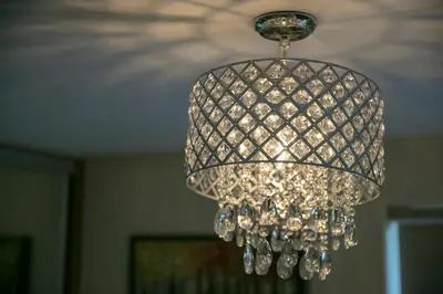 a chandelier hanging from a ceiling at Modern & Exquisite Trumpington Townhouse with Parking & 5 mins to Papworth hospital in Cambridge