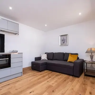 Weeping Willow - Three Tuns Apartments
