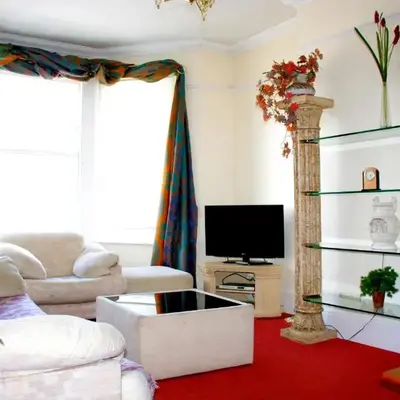 Hartland 2-Bedroom Apartments with Bfast and Parking