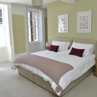 Old Green Chambers spacious town centre apartment with free parking!