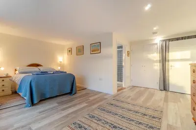 a bedroom with a bed with a blue blanket at 2 Bed in Snape oc-sfvin in Snape