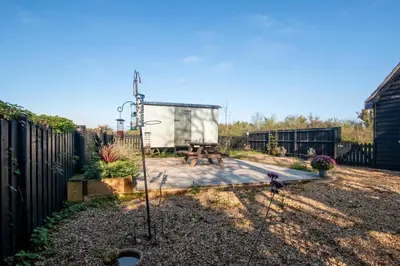 a backyard with a picnic table and a fence at 1 Bed in Sibton oc-sfbor in Sibton